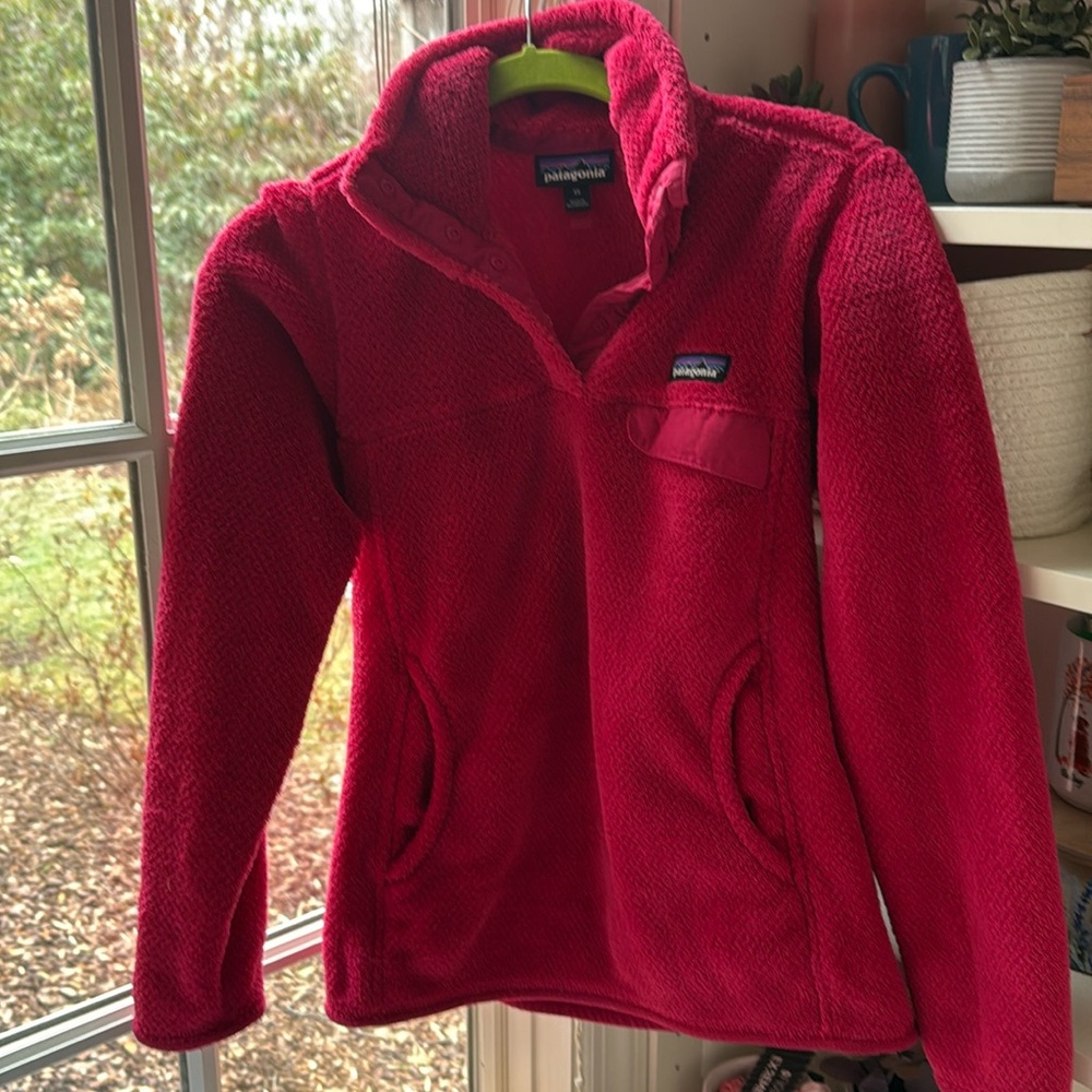 Women’s XS Patagonia red quarter snap with chest pocket and kangaroo pocket